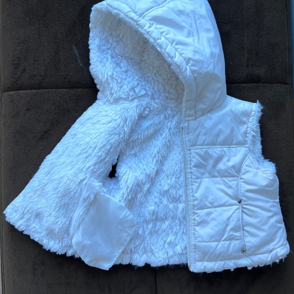 Girls Puffer Vest white size S 2T - Picture 3 of 8